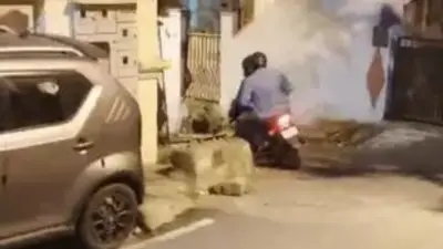 Bengaluru: Two women were robbed of their gold chains by bike-borne miscreants in separate attacks.